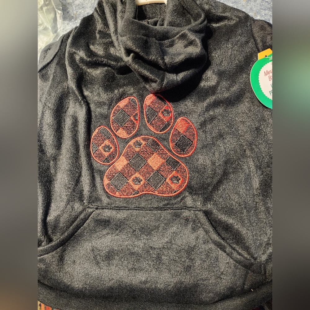 Male me a offer. Nwt dogs holiday sweatshirt size meduim